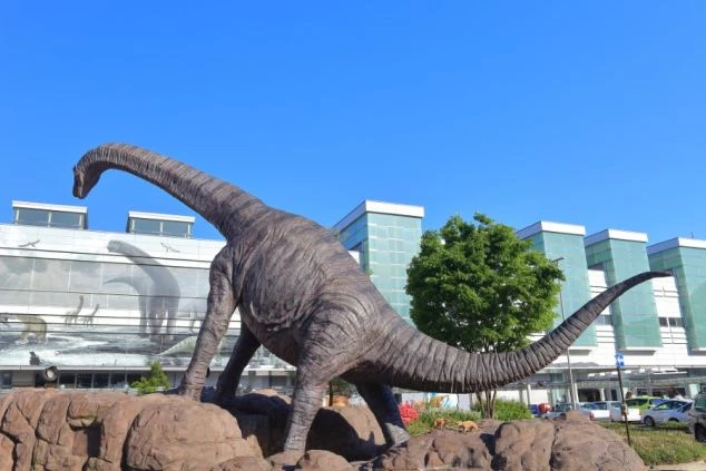 晴天の福井県_福井駅_恐竜モニュメント