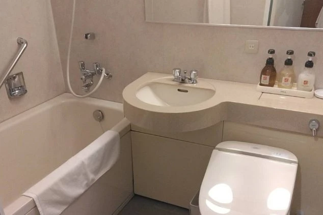 リゾートバイト寮のユニットバスの画像。温水洗浄便座付きトイレとバスタブが部屋にある客室寮の清潔な水回り。