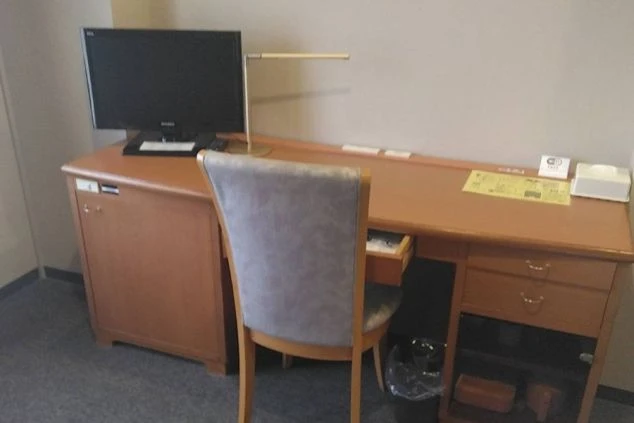 リゾートバイトの寮のデスクとテレビの画像。PC作業もできる広い机とWi-Fi環境が整った客室寮。