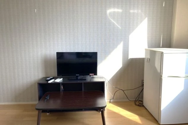 リゾートバイトの個室寮には、テレビや冷蔵庫、テーブルなど、生活に必要な家具・家電が揃っています。