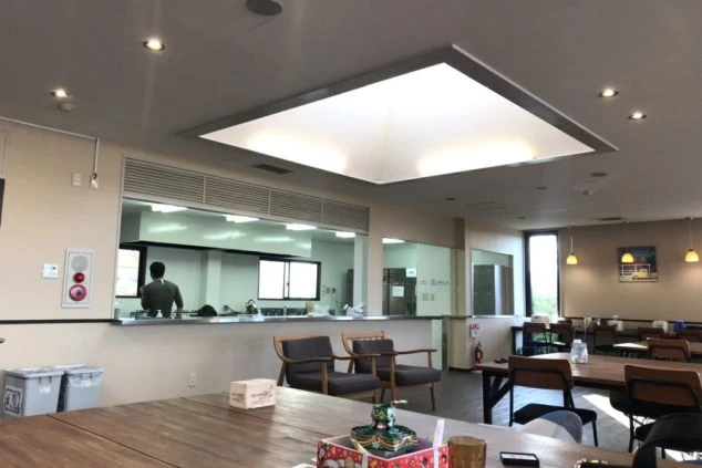 リゾートバイト寮の、広々として清潔な食堂。仕事終わりには、ここで仲間たちと美味しい賄いをいただきます。