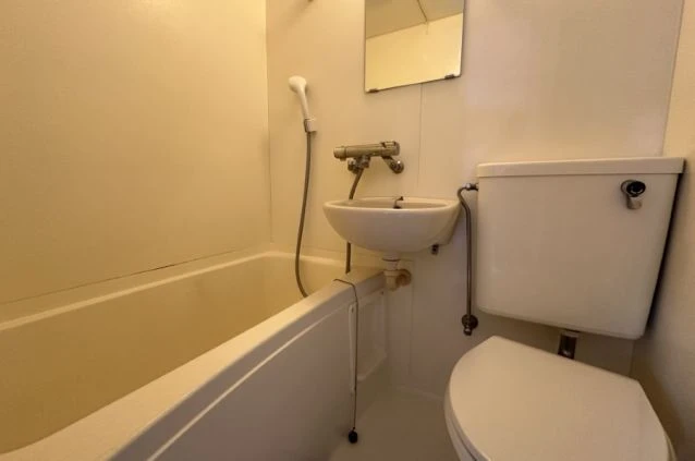 リゾートバイトの寮のユニットバス。浴槽、シャワー、洗面台、トイレが一体となっており、プライベートな空間で利用できます。