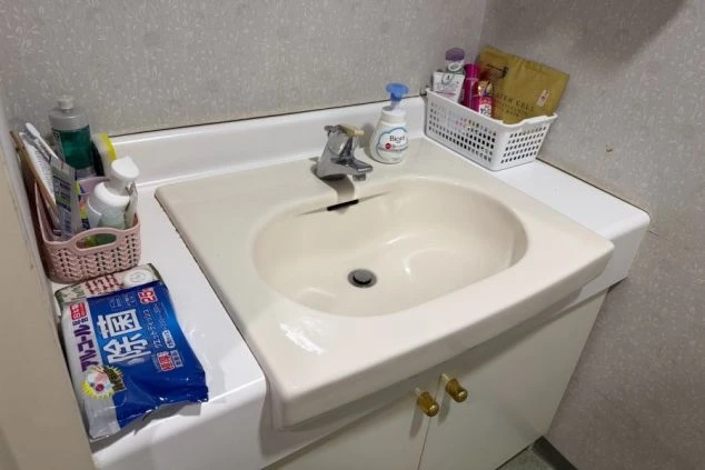 リゾートバイト寮の独立した洗面台の画像。部屋に洗面台があり、朝の身支度も快適な設備。