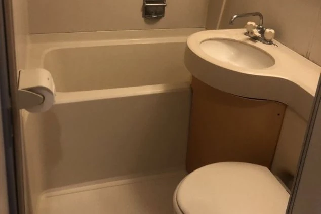 リゾートバイト就業先の寮の個室にあるユニットバスの画像。