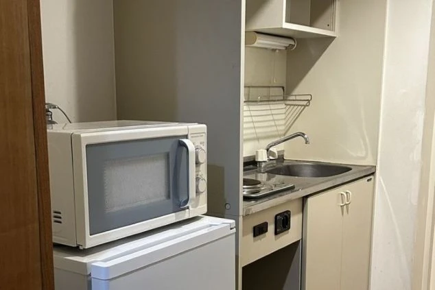 リゾートバイト就業先の寮の個室にあるキッチン・冷蔵庫・電子レンジの画像。