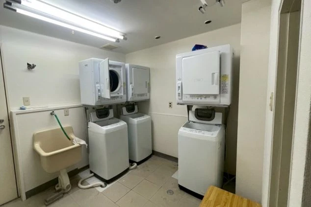 リゾートバイト就業先の寮の共用洗濯機・乾燥機の画像。