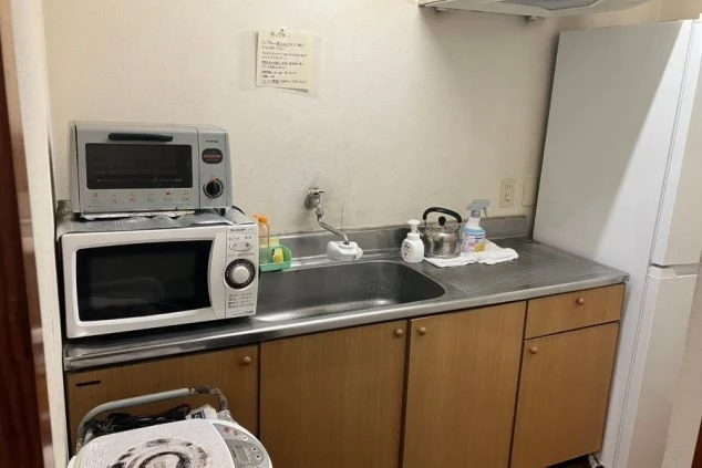 箱根のリゾートバイトの寮のキッチンの画像。冷蔵庫、レンジ、コンロを完備。