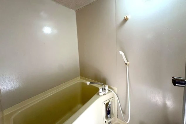 寮内にある清潔な浴室の画像。ゆったりとした浴槽でリラックスできる、ユニットバスではない独立したお風呂場。