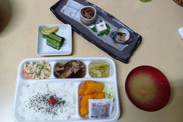 リゾートバイトで提供される豪華なまかないの画像。