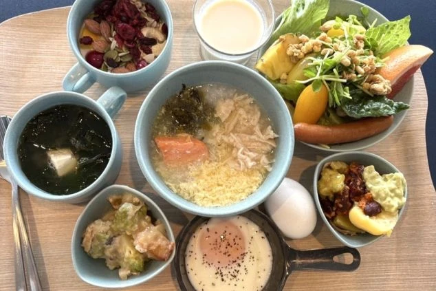 ブッフェの画像。たくさんの料理が並んでいる。