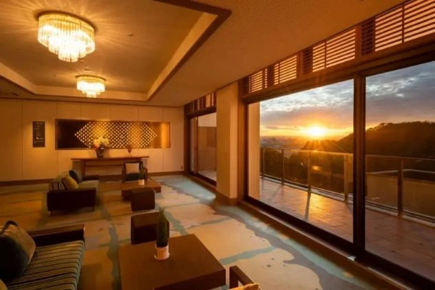 窓から美しい夕焼けを望むラウンジ。仕事の疲れを癒しながら、贅沢なひとときを過ごせます。