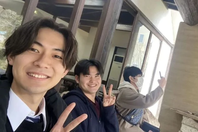 仲の良い同僚との集合写真。リゾートバイトでは、仕事の仲間とプライベートも充実させられます。