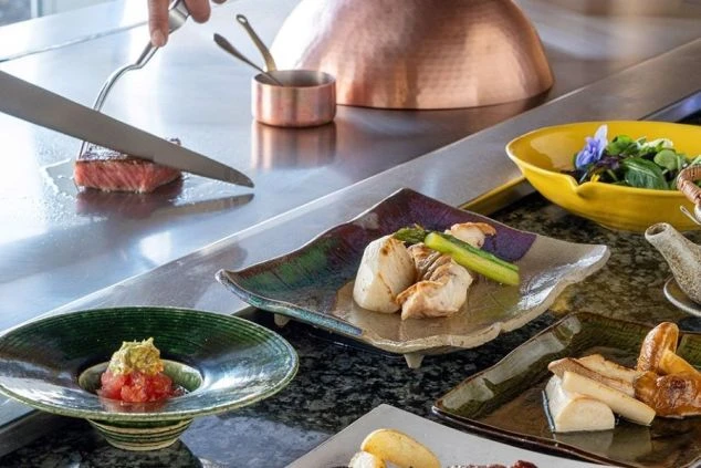 お客様の目の前で、シェフが鉄板焼きを調理する様子。リゾートバイトでは、こうした高級レストランでの調理や接客の仕事もあります。