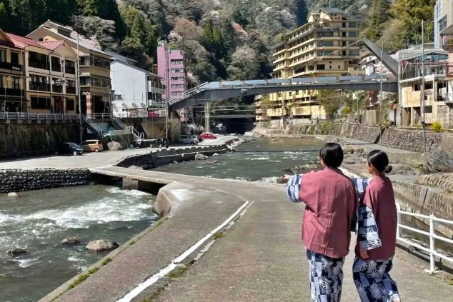 熊本県阿蘇の鍋ヶ滝の画像。滝の裏側まで歩いて見ることができる。