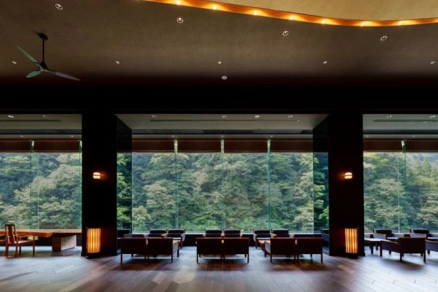 熊本県の鍋ヶ滝の画像。カラフルにライトアップされている。