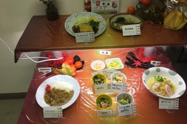 従業員食堂のサンプルが置いてある写真。好きな食事を選ぶことが出来る。