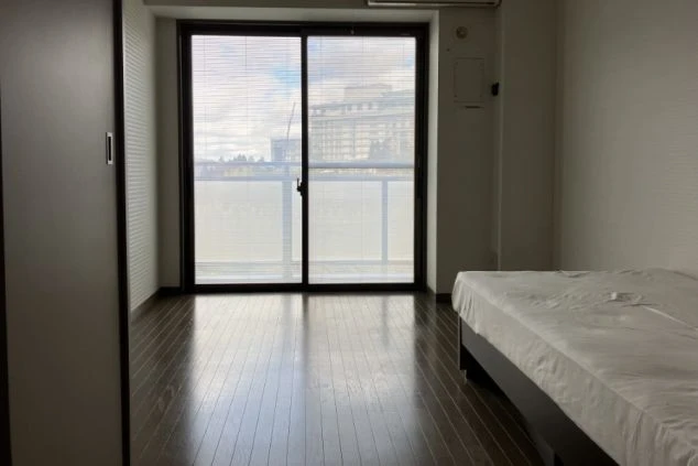 住み込みリゾートバイトで利用できる寮の部屋。バルコニー付きで、一人暮らしに最適なプライベート空間が確保されている。