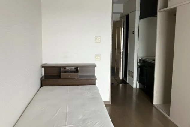 リゾートバイトの寮に完備された、ベッドとミニキッチン付きの個室。一人暮らしに最適で、プライベートな空間を確保。