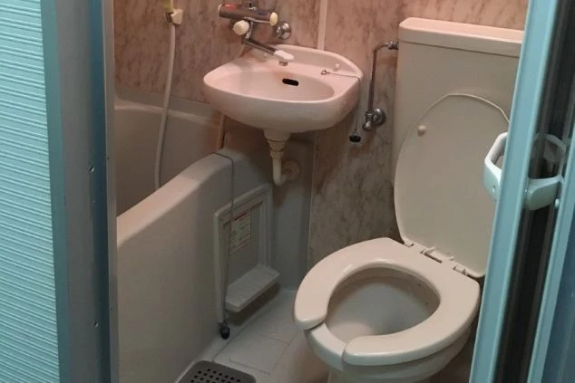 リゾートバイトで提供される、清潔なユニットバス付きの個室寮。水回りの設備が充実しているので、安心して住み込み生活を送れる。