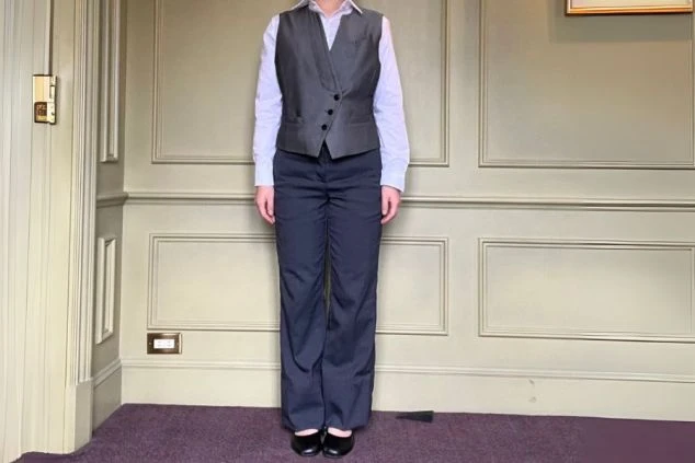 フロントのリゾートバイトの制服画像。