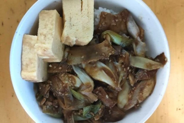 リゾートバイトの寮内キッチンと洗濯機の画像。