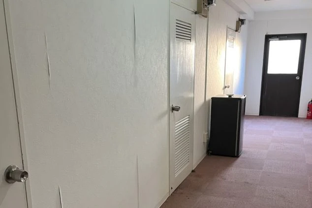 リゾートバイトの寮の共用部廊下の画像。