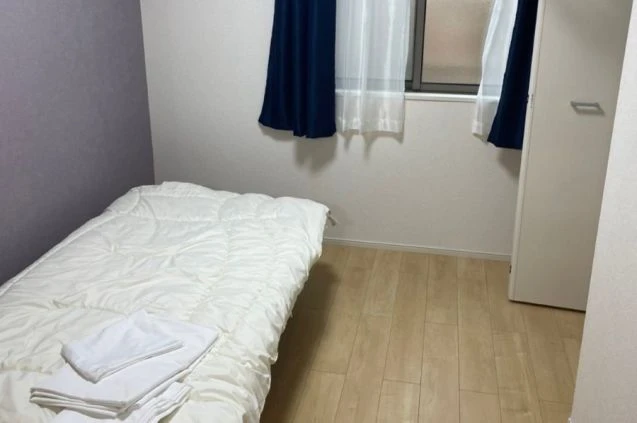 箱根でリゾートバイトするスタッフが住む寮の寝室の画像。