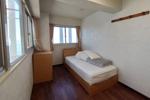 リゾートバイトの個室寮。ベッドやタンスが備え付けられており、生活に必要な家具が揃っている様子。