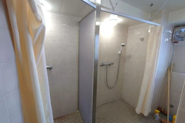 寮の共同シャワー。複数のシャワースペースがあり、仕事後もすぐに汗を流せる。