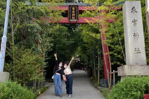 観光地で記念撮影をする女性二人組。仕事だけでなく、観光も楽しめるのがリゾートバイトの魅力。