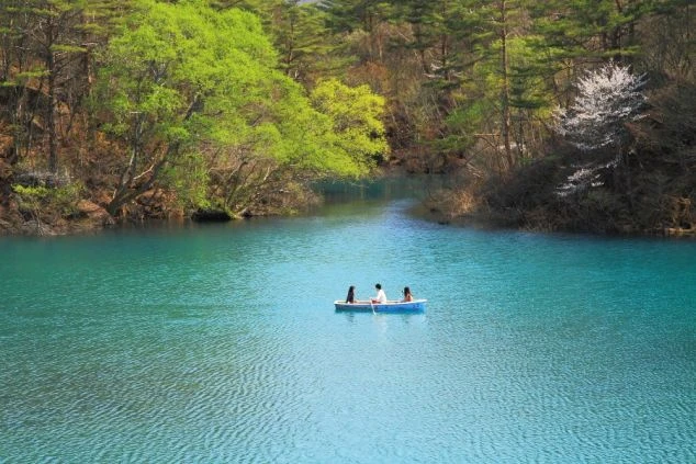 福島県の五色沼の画像。リゾートバイトの休日の観光先のイメージ。