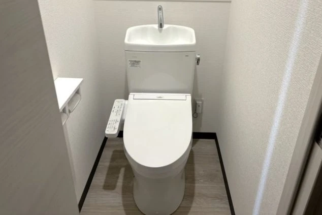 宮古島のホテルでリゾートバイトするスタッフが住む寮のトイレの画像。