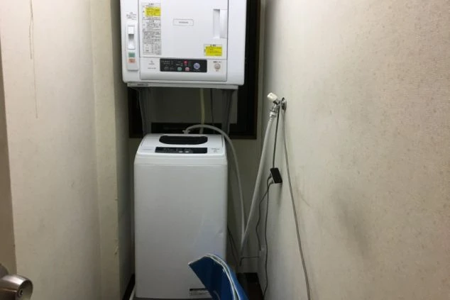 秋保温泉のホテルでリゾートバイトするスタッフが住む寮の洗濯機の画像。