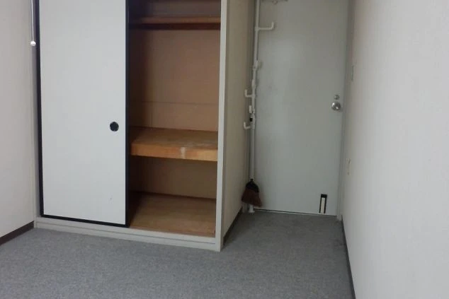 秋保温泉のホテルでリゾートバイトするスタッフが住む寮の押し入れの画像。