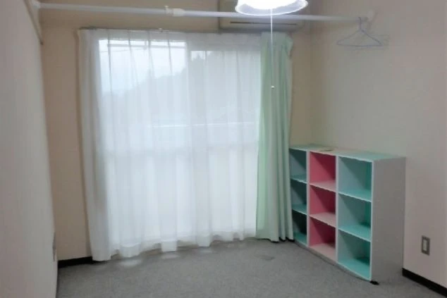 秋保温泉のホテルでリゾートバイトするスタッフが住む寮の居間の画像。カラフルな棚がある。