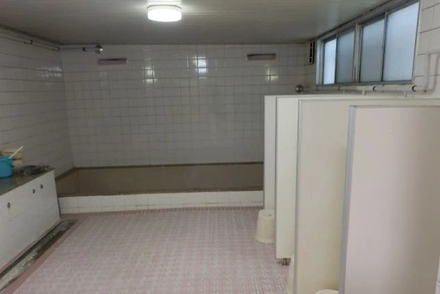 秋保温泉のホテルでリゾートバイトするスタッフが住む寮の大浴場の画像。