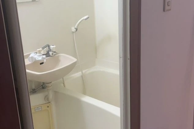 リゾートバイトの個室寮のユニットバス。浴槽とシャワー、洗面台が備え付けられており、いつでも利用可能です。