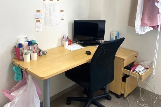 リゾートバイトの個室寮の部屋にある机・チェアの画像。机の上にはTV、横にはデスク収納がある。