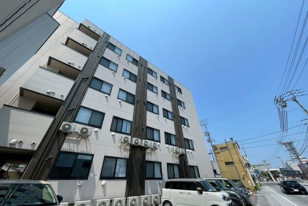 リゾートバイトの個室寮の外観画像。5階建てのマンションタイプ。