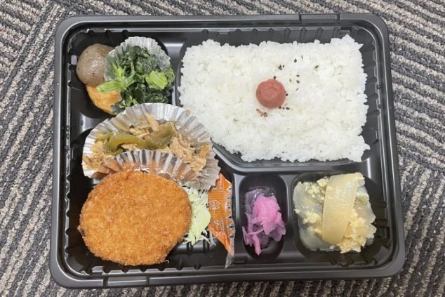 お弁当形式のリゾートバイトの賄い画像。