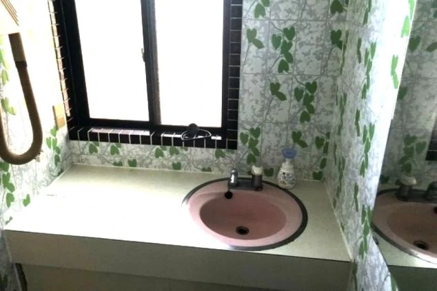 明るい雰囲気で身支度ができる清潔な洗面所の画像