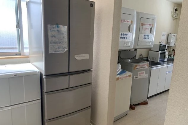 リゾートバイトの寮施設の冷蔵庫などの共用スペースの写真。