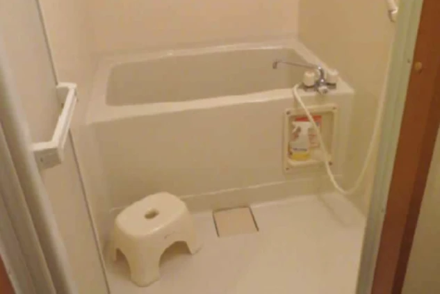 リゾートバイト寮のお風呂。一日の仕事の疲れを、プライベートなバスルームでゆっくり癒やせます。