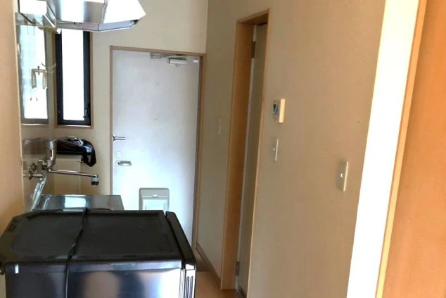 リゾートバイトの部屋内廊下の画像。