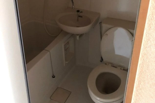 リゾートバイトの部屋内ユニットバスの画像。