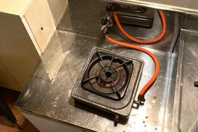 リゾートバイトの部屋内コンロの画像。