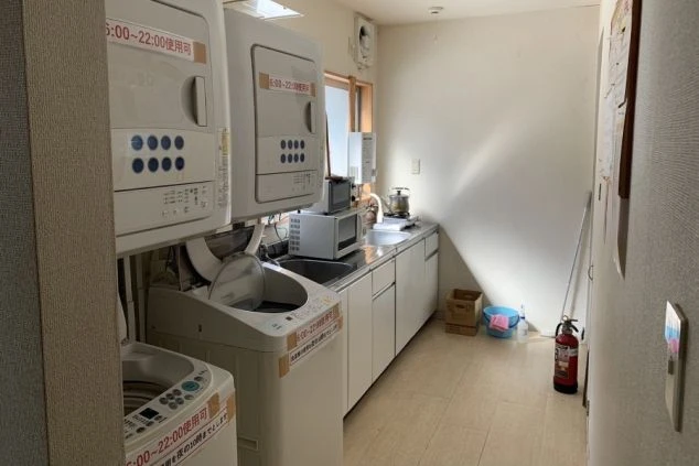 リゾートバイトの寮施設の洗濯機の共用スペースの写真。