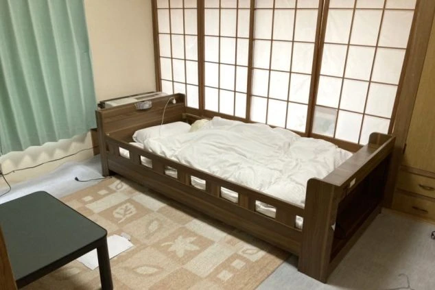 リゾートバイトの寮の部屋の画像。シングルベッドが置かれ、窓際には障子が見える。和風の落ち着いた雰囲気で、快適に過ごせる居住空間。