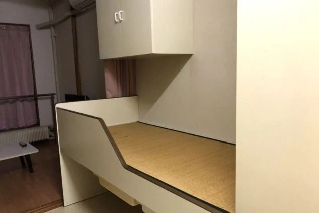 長野県軽井沢でリゾートバイトをするスタッフが住む寮のベッドの画像。
