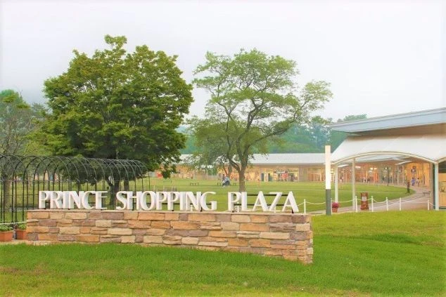 長野県の軽井沢プリンスショッピングプラザの文字のオブジェの画像。